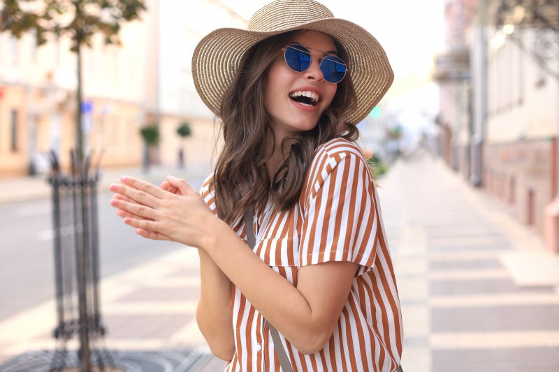 A woman in the city wearing summer street fashion